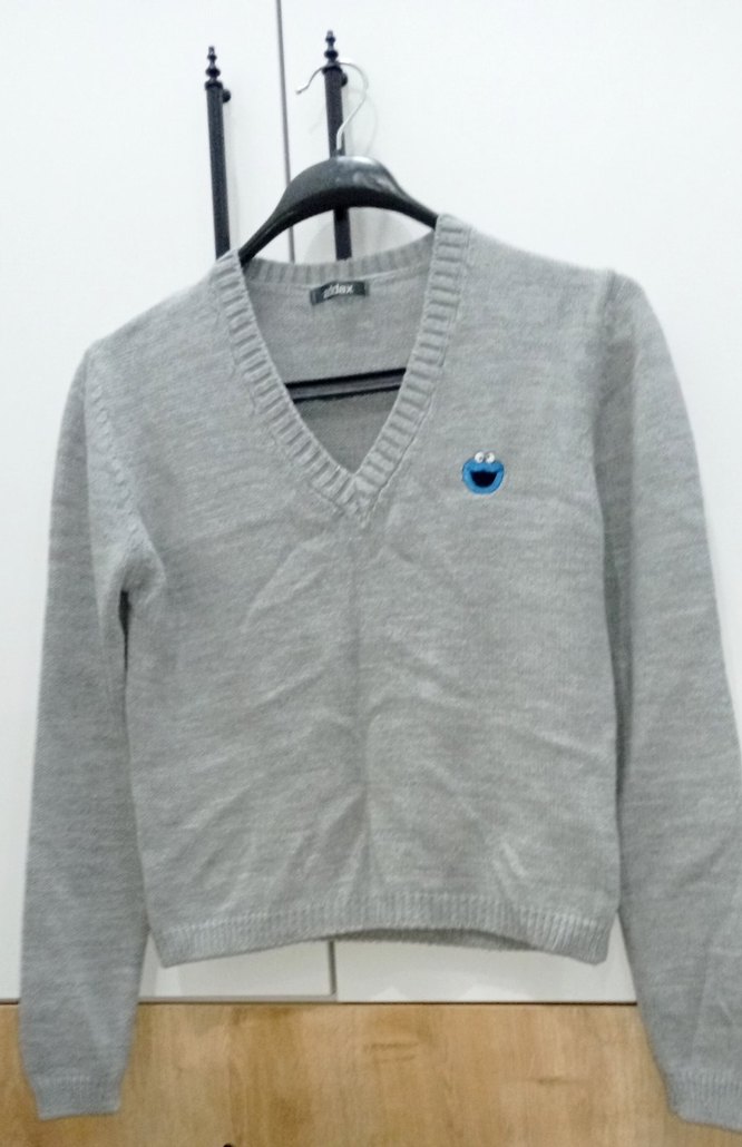 Gri kadın V Yaka Nakışlı Kazak - Görsel 2