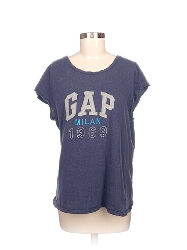 Gap T-shirt %70 İndirimli.