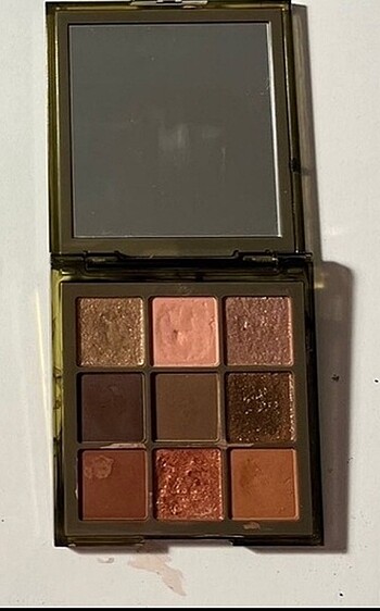 Huda Beauty Khaki haze far paleti
