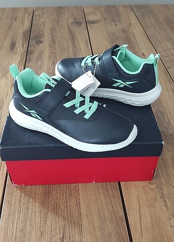 33 Beden lacivert Renk Reebok ayakkabı