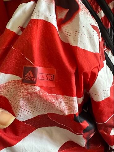 8 Yaş Beden Adidas Marvel yağmurluk