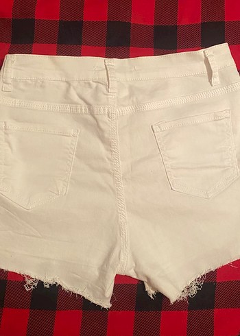 Beyaz Mini Düğmeli Kadın Kot Şort - Görsel 4