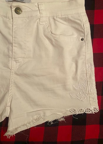 Beyaz Mini Düğmeli Kadın Kot Şort - Görsel 3