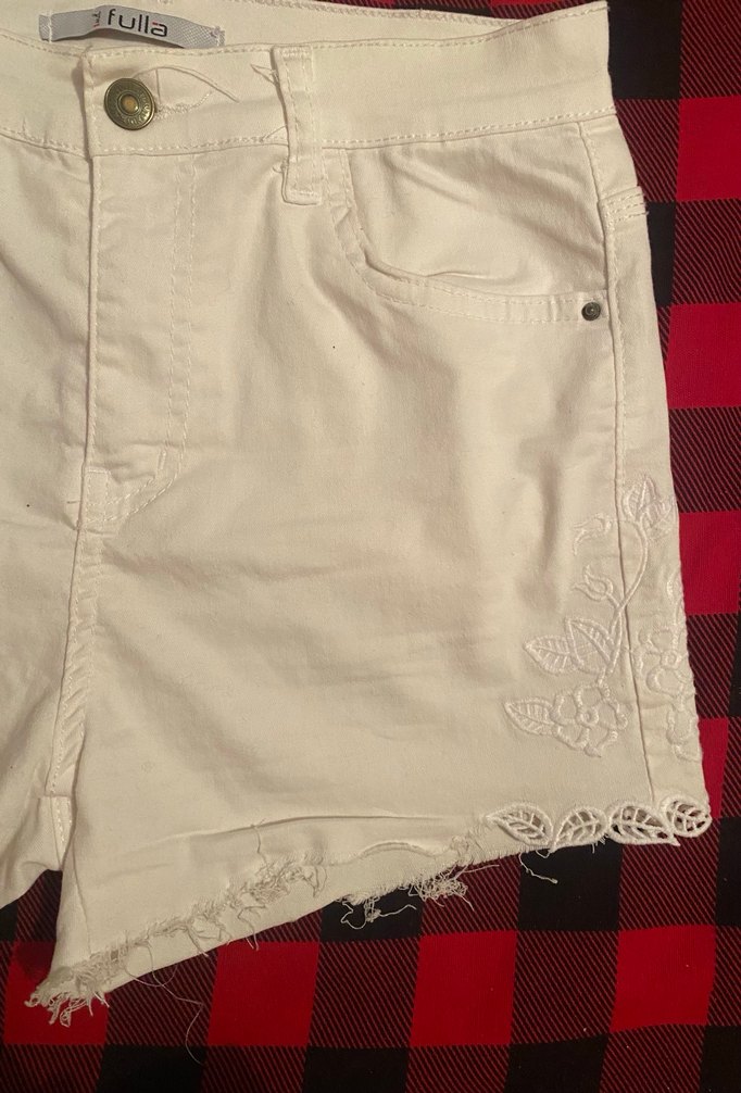 Beyaz Mini Düğmeli Kadın Kot Şort - Görsel 3