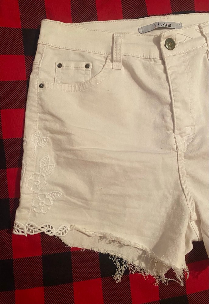 Beyaz Mini Düğmeli Kadın Kot Şort - Görsel 2