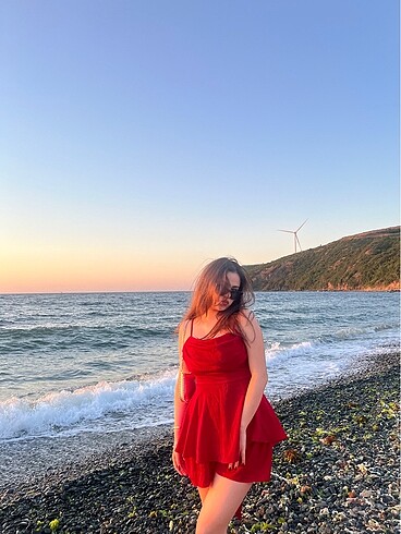 Kırmızı elbise