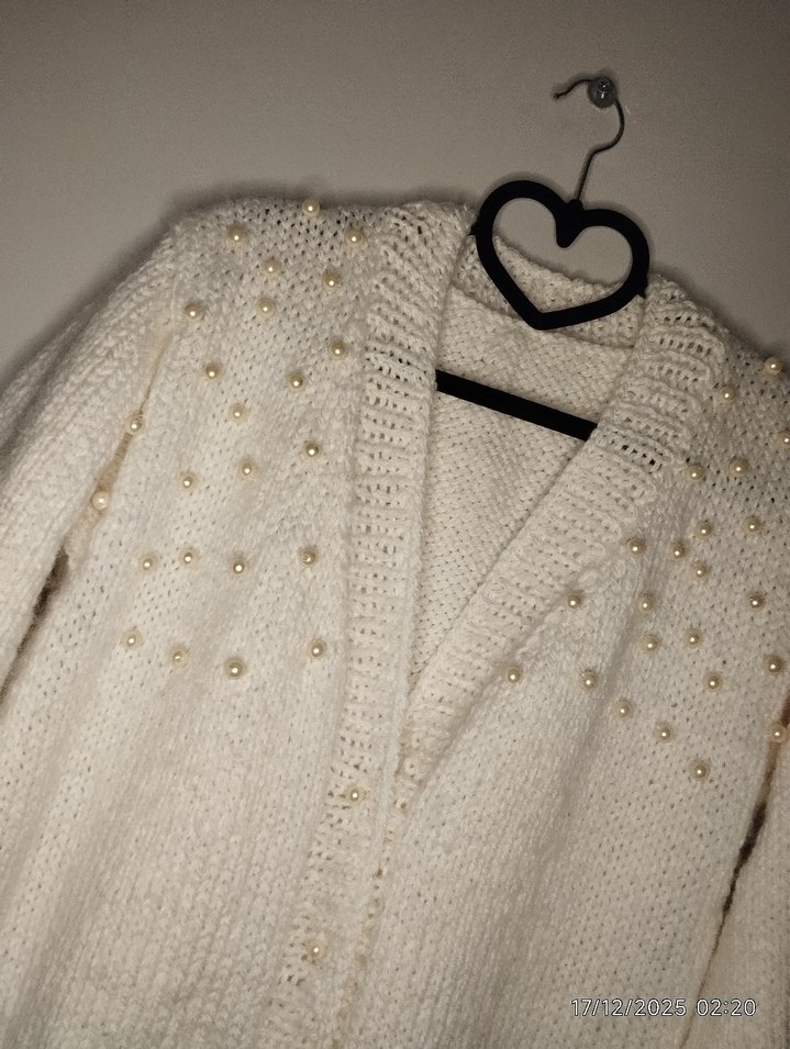 İnci Detaylı Beyaz Kışlık Örgü Hırka - Görsel 3