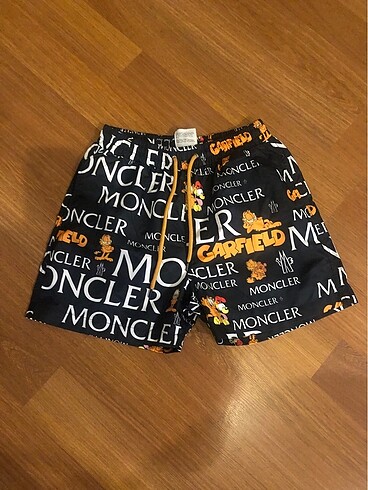 Moncler mayo, garfeld süslü