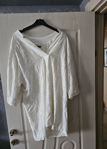 V Yakalı Dökümlü Pullu Bluz - Görsel 2