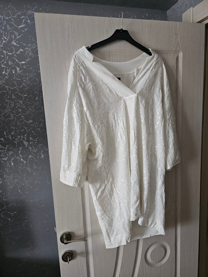 V Yakalı Dökümlü Pullu Bluz - Görsel 5