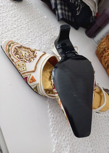 36 Beden Beyaz kışlı ve Boncuk İşlemeli Dolgu Topuklu Kadın Ayakkabı