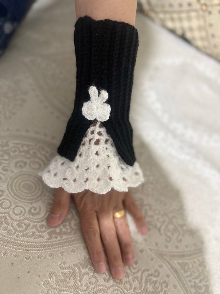 Dantel Detaylı Siyah Triko Eldiven - Görsel 2