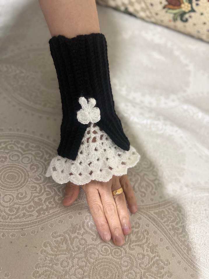 Dantel Detaylı Siyah Triko Eldiven - Görsel 4