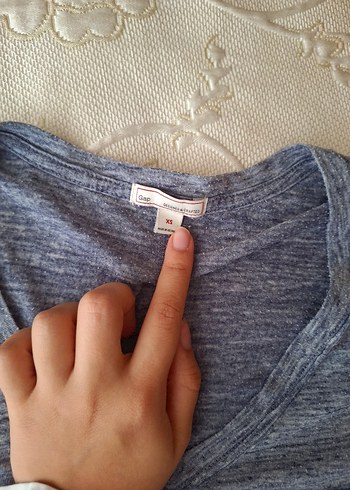 GAP Gri V Yaka Kadın Tişört - Görsel 4