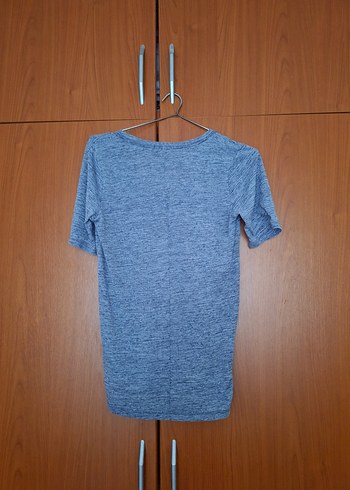 GAP Gri V Yaka Kadın Tişört - Görsel 2