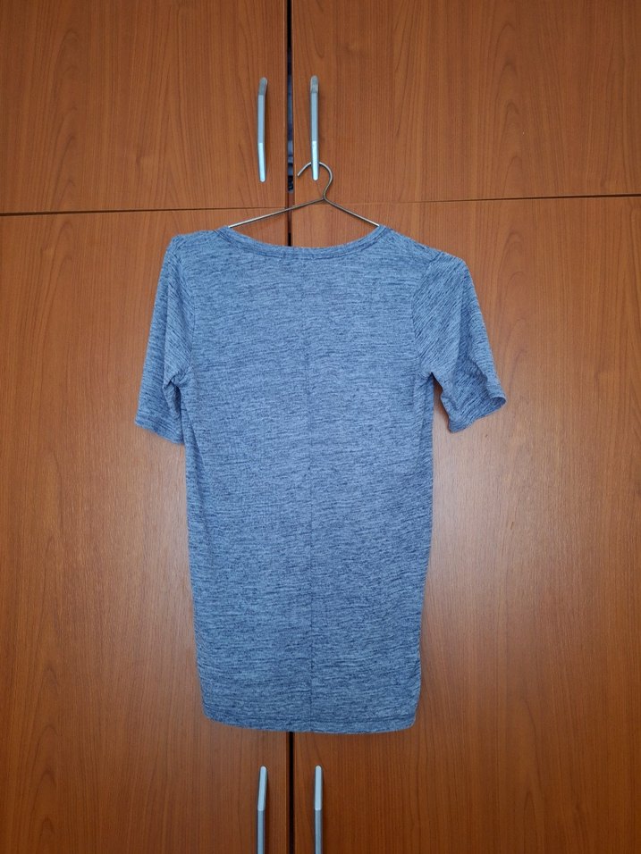 GAP Gri V Yaka Kadın Tişört - Görsel 2