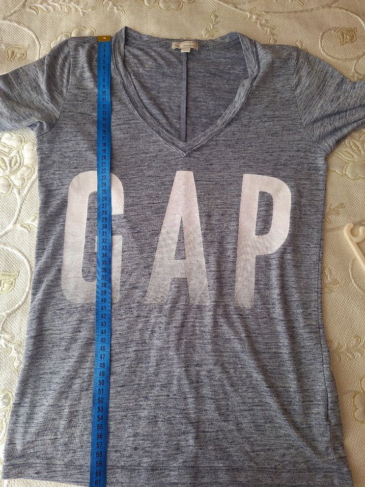 GAP Gri V Yaka Kadın Tişört - Görsel 3