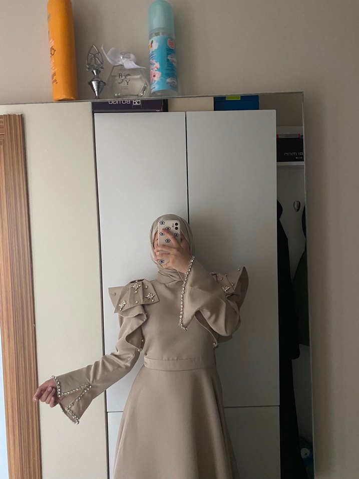 Bej Uzun Kollu Yüksek Yakalı Kadın Abiye - Görsel 5