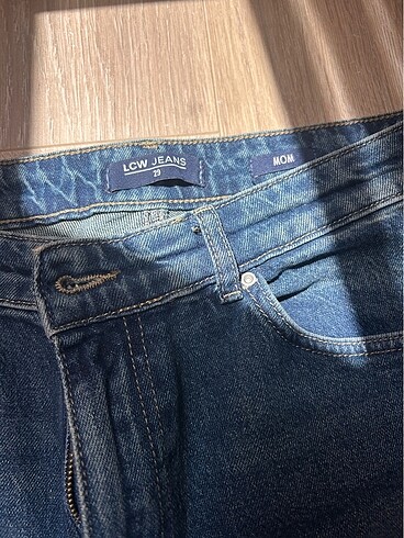 LC Waikiki LCW JEANS mom modelidir.