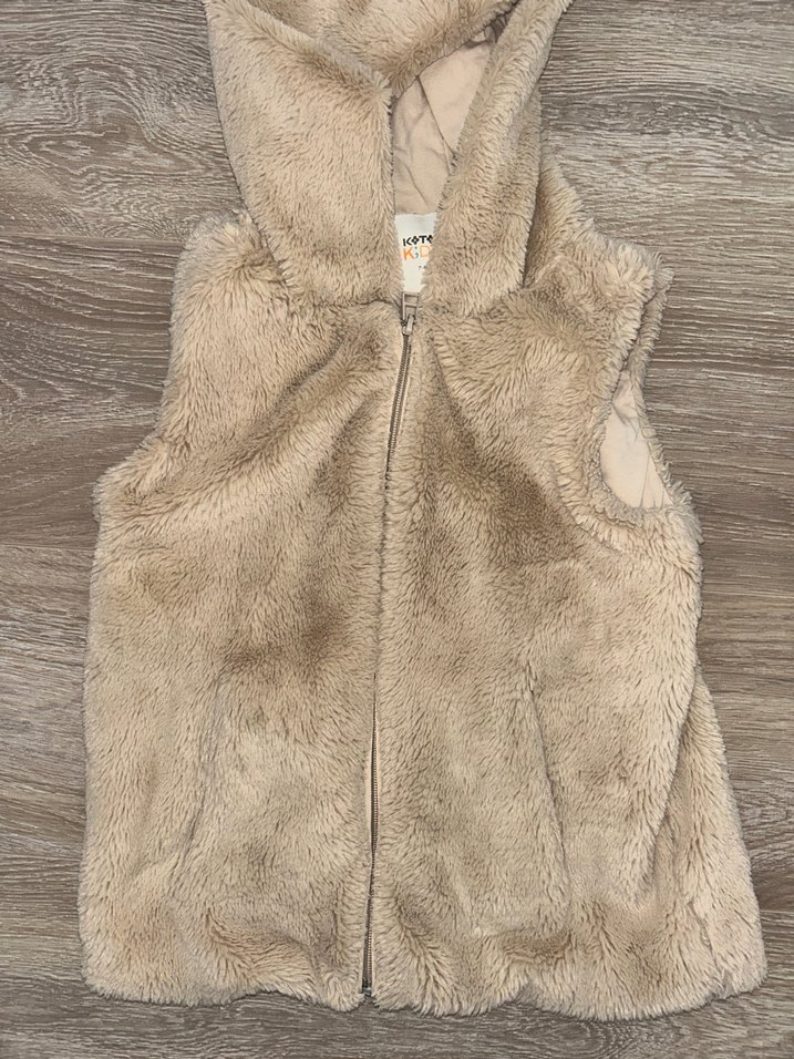 Koton Kız Çocuk Bej Kürklü Kapüşonlu Yelek - Görsel 3