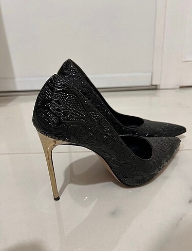Yılan desenli gold detaylı topuklu stiletto