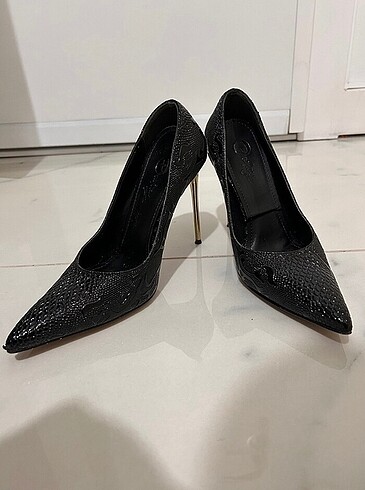 Diğer Yılan desenli gold detaylı topuklu stiletto