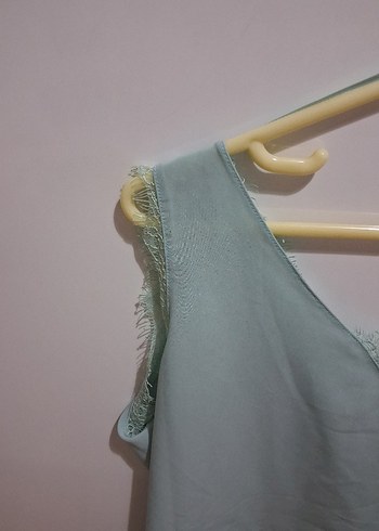 Turkuaz pamuklu V Yakalı Kolsuz Bluz - Görsel 3