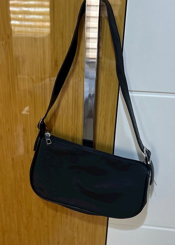 Zincir Detaylı Siyah Minimalist Deri Çanta - Görsel 2