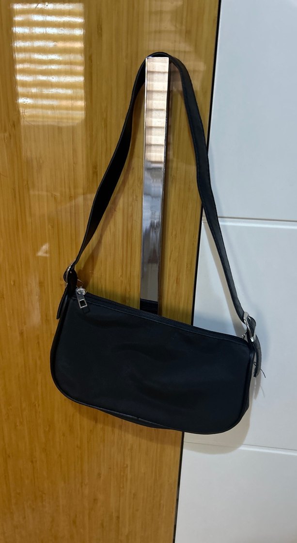 Zincir Detaylı Siyah Minimalist Deri Çanta - Görsel 2