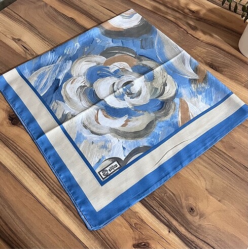 Çiçek desenli eşarp