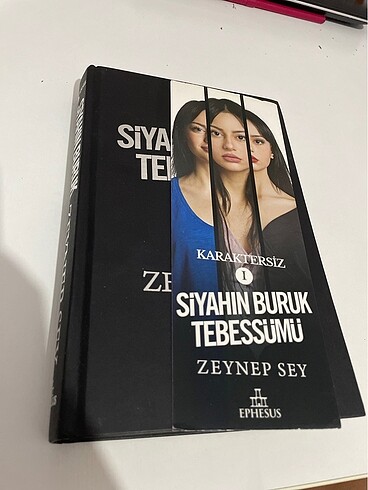  Beden Renk Siyahın Buruk Tebessümü-Zeynep Sey