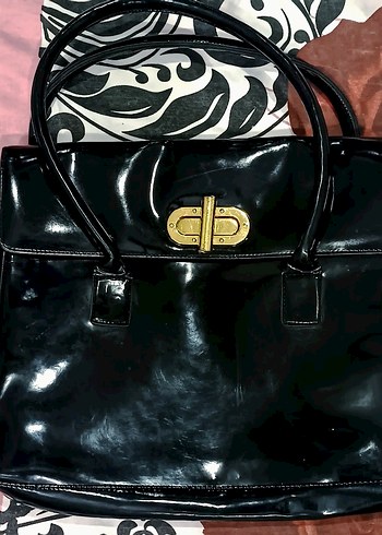 Siyah Çanta - Görsel 2