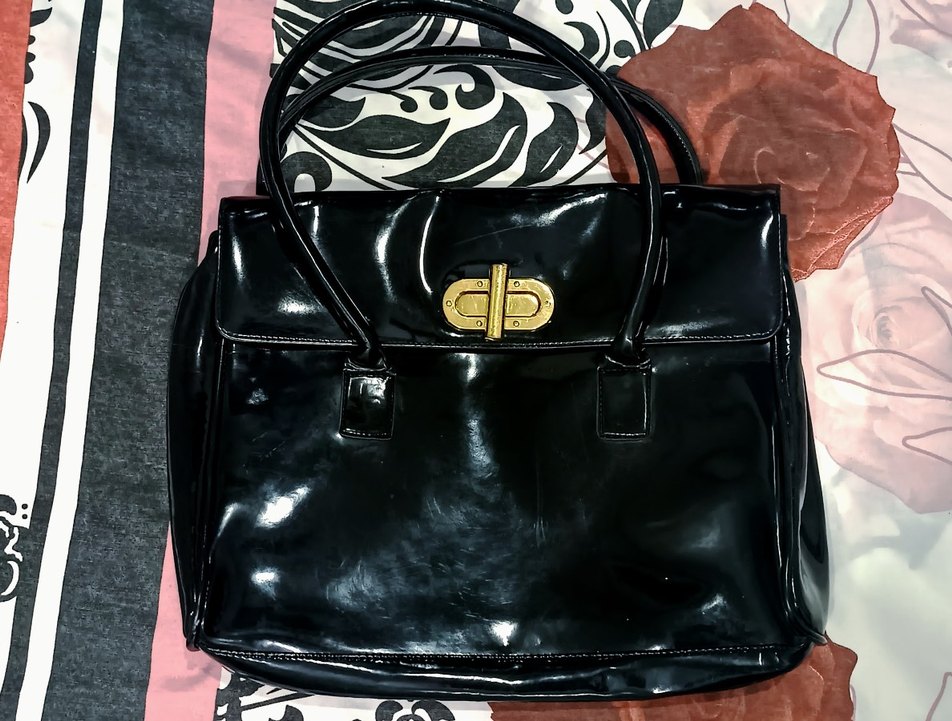 Siyah Çanta - Görsel 2