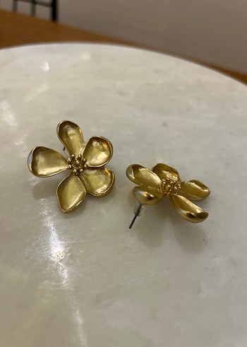 Zara Altın Renkli Çiçek Motifli Midi Küpe