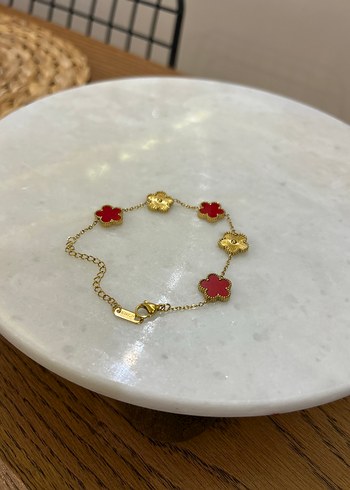 Van Cleef & Arpels Kırmızı Çiçek Detaylı Zincir Bileklik