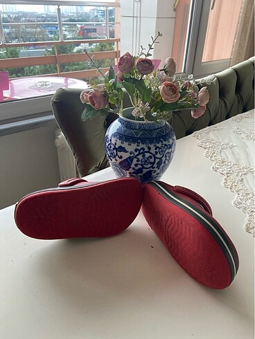 33 Beden kırmızı Renk crocs??