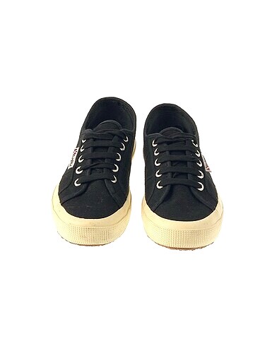 37 Beden Superga Spor Ayakkabı %70 İndirimli.