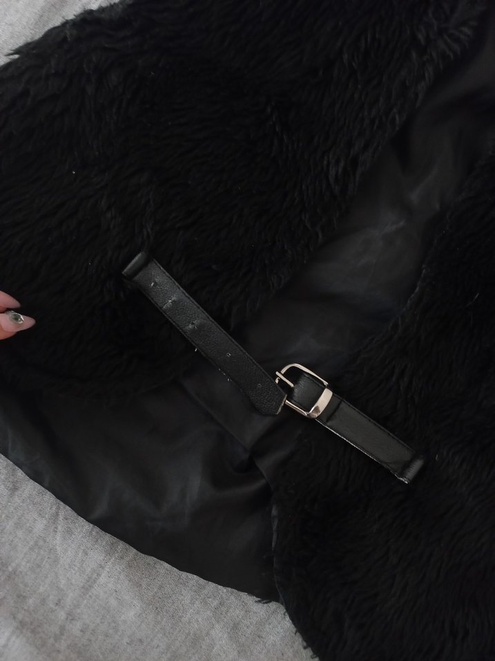 Siyah Kürklü Kadın Yelek - Görsel 3
