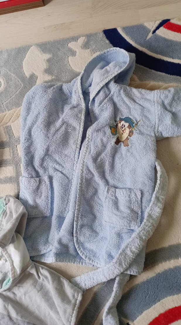 Erkek Çocuk Gri Kapüşonlu Bornoz ve Havlular - Görsel 4