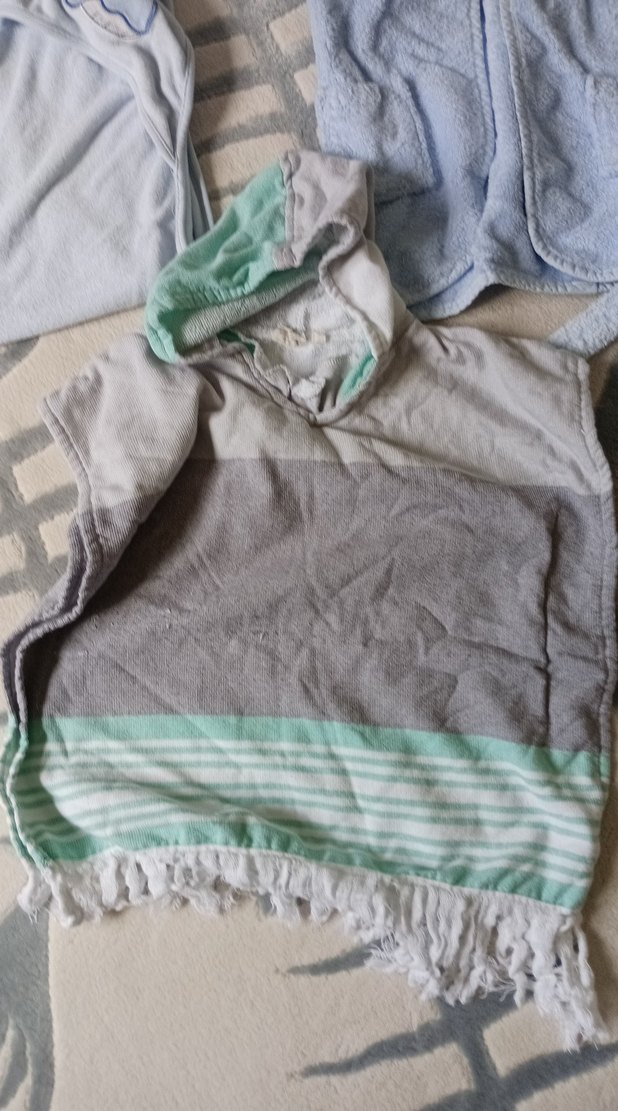 Erkek Çocuk Gri Kapüşonlu Bornoz ve Havlular - Görsel 3