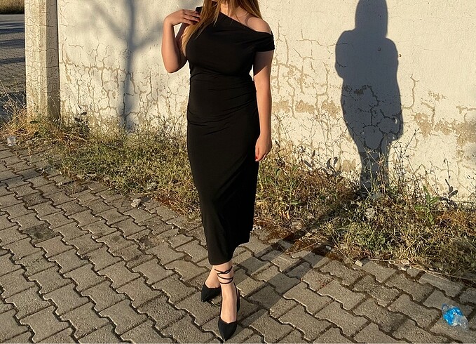 Elbise 1 kez giyildi L beden omuz detaylı