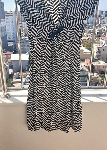 38 Beden V Yaka Zebra Desenli Piliseli Elbise