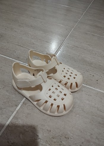 Kız Çocuk Beyaz Tokalı Terlik - Görsel 2