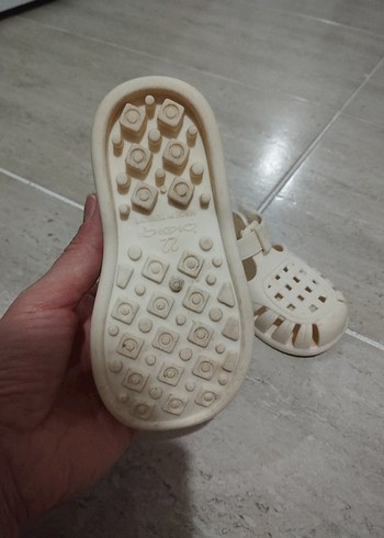 Kız Çocuk Beyaz Tokalı Terlik - Görsel 3