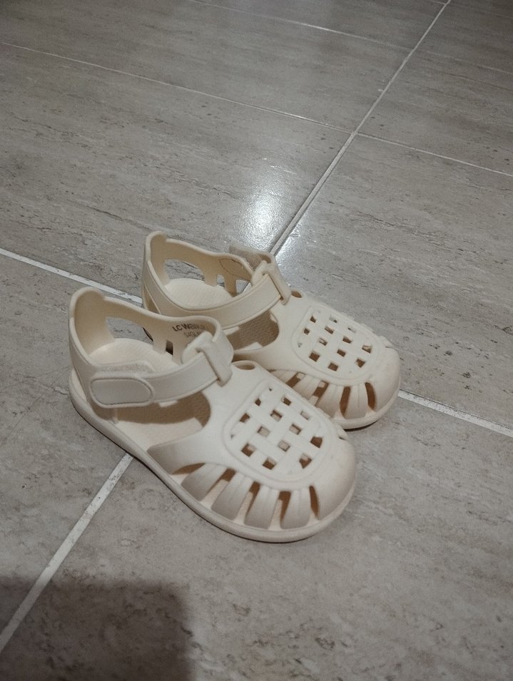 Kız Çocuk Beyaz Tokalı Terlik - Görsel 2