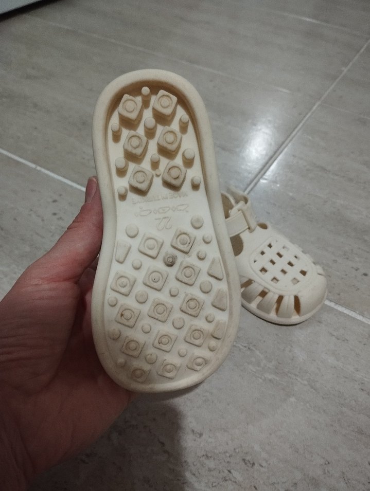 Kız Çocuk Beyaz Tokalı Terlik - Görsel 3