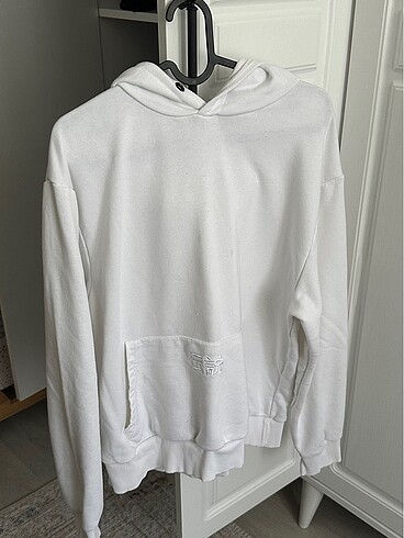Beyaz kapşonlu sweatshirt