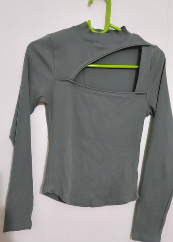 Yüksek Yakalı, pencere detaylı Kadın t-shirt - Görsel 2