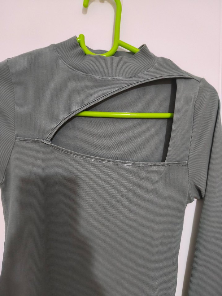 Yüksek Yakalı, pencere detaylı Kadın t-shirt - Görsel 4