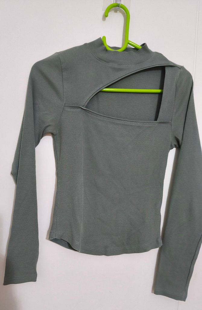 Yüksek Yakalı, pencere detaylı Kadın t-shirt - Görsel 2